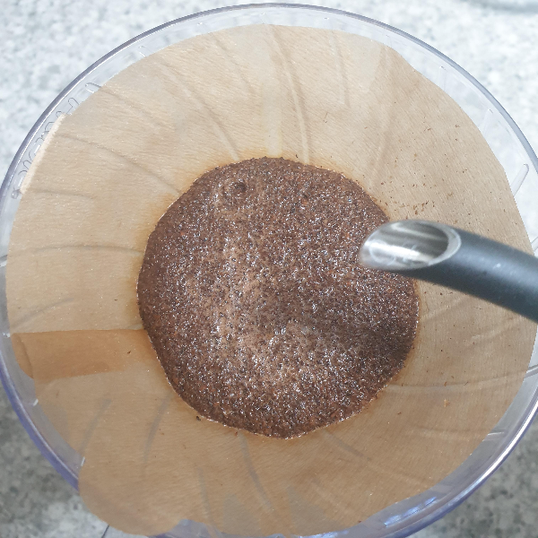 뜸 들이기로 커피 가루가 살짝 부풀어올라있다.