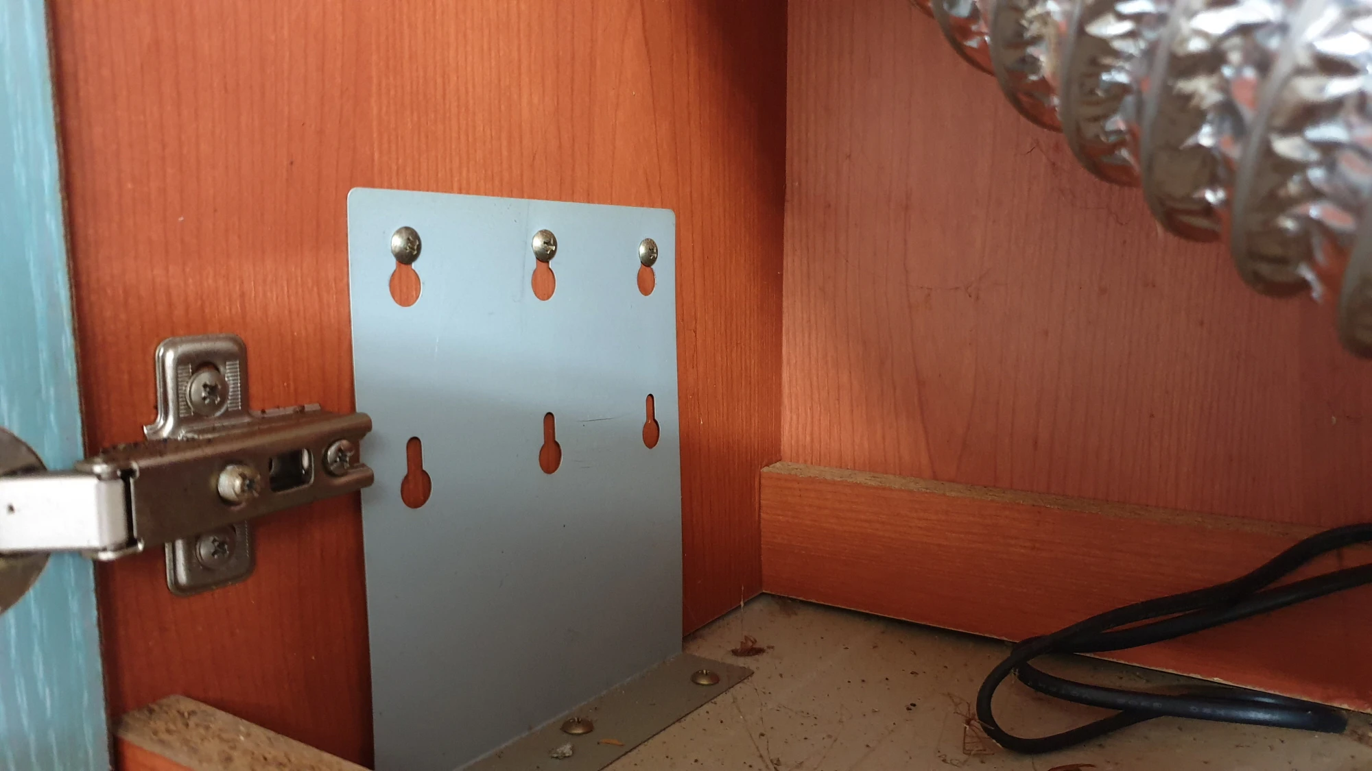 후드 고정 볼트 위치