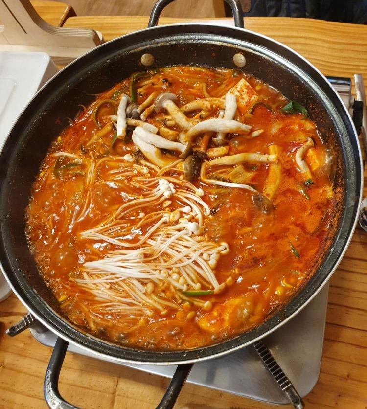 경기 포천 고수의 부엌 22년 손맛이 담긴 고소함 두부보쌈 두부전골 두부 짜글이 맛집 추천