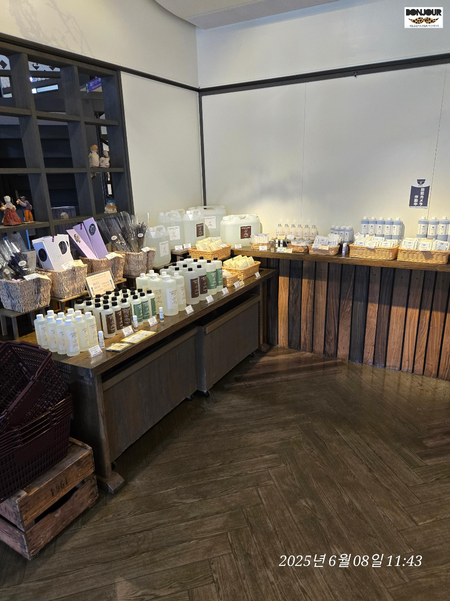 깔끔하게 진열된 라벤더식 기념품