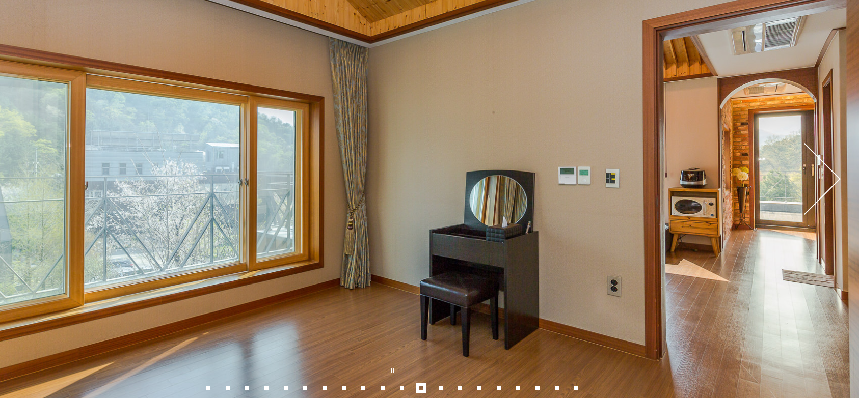  풀하우스 2층 침실과 테라스