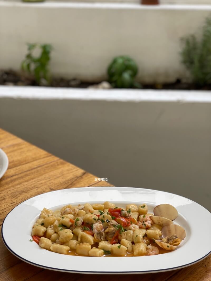 나트랑 시내 피자 맛집 라칼라 - 해산물 뇨케티