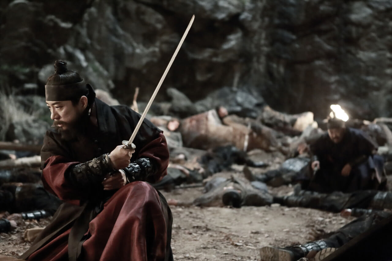 칼을 들고 있는 수색대장 윤겸