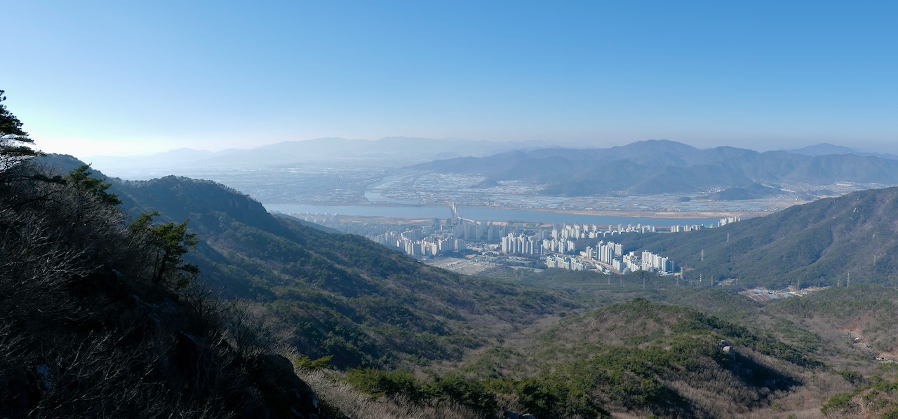 서쪽으로 향하는 길에 낙동강을 낀 풍경을 감상할 수 있었습니다