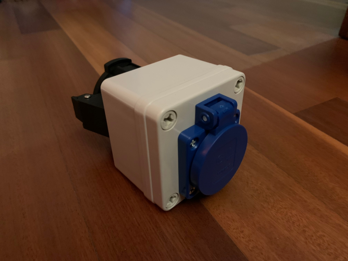 트위지 충전 젠더 220v 볼트에서 5핀 완속 충전기로 변환 시켜주는 젠더임!