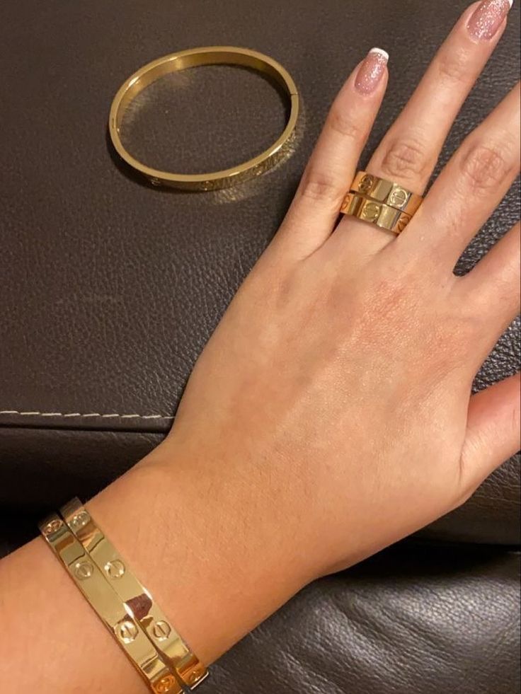 2026 병오년의 뜨거운 화(火)기를 다스리는 차가운 다이아몬드가 세팅된 까르띠에 러브 링. 사주 오행의 균형을 맞추는 하이엔드 주얼리 처방전.