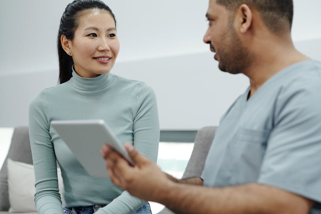 건강보험 환급금 지급 관련 상담 중인 환자와 담당자