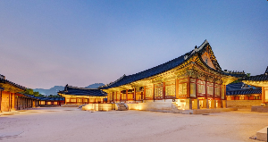 밤에 조명으로 밝혀진 경복궁, 야경 명소로서의 모습