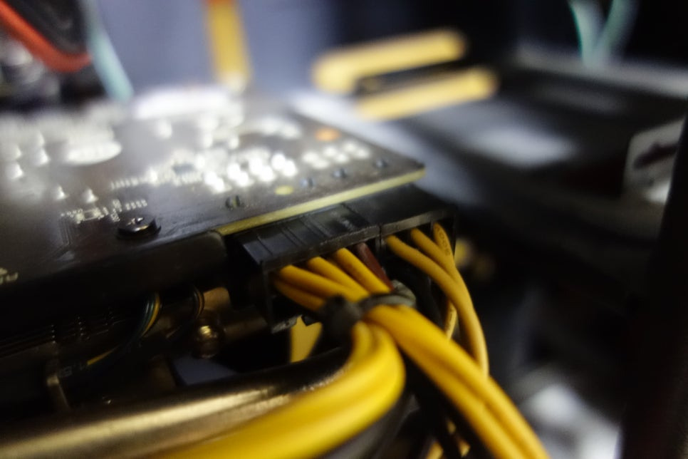 그래픽카드 보조전원 8핀 연결 사진