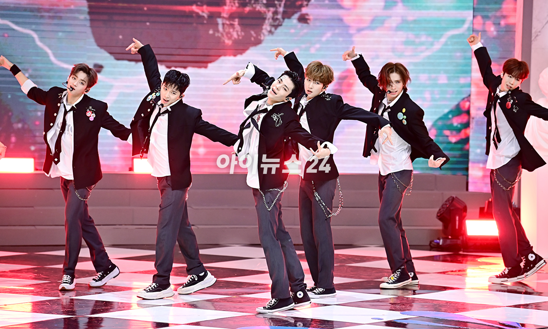 그룹 휘브(WHIB)가 8일 오후 서울 상암동 SBS프리즘타워에서 열린 싱글 1집 'Cut-Out'(컷-아웃)을 발매 기념 쇼케이스에 참석해 포토타임을 갖고 있다. [사진=곽영래 기자]