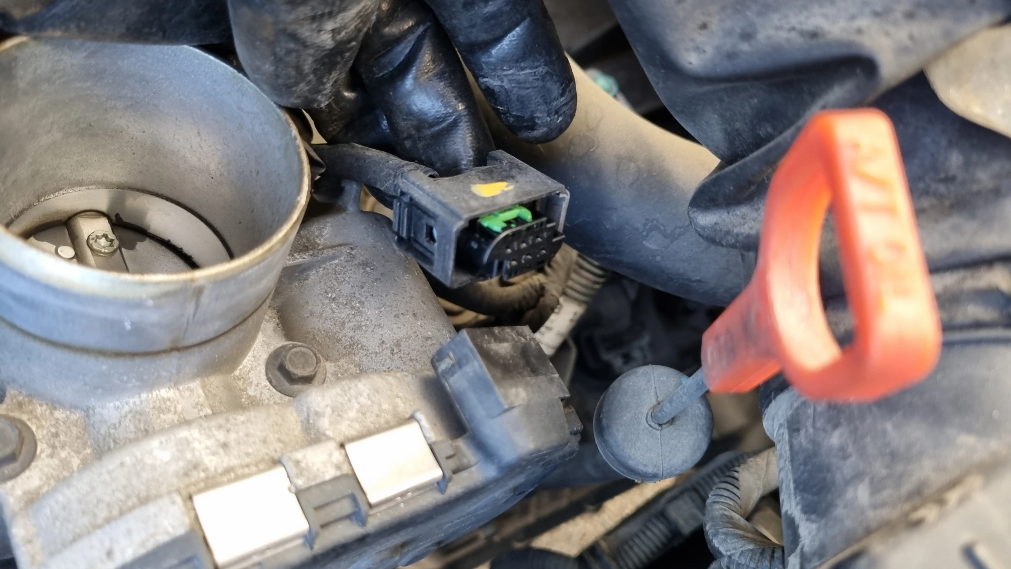 스로틀바디 잭 분리 모습