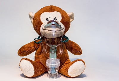 산소 마스크를 쓴 곰 인형