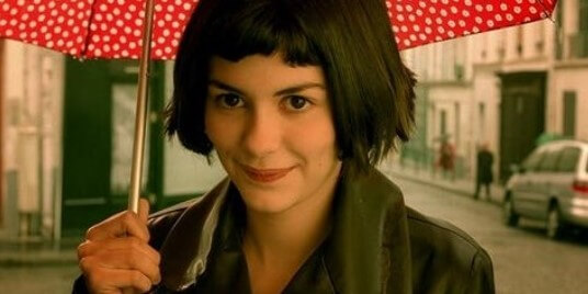 아멜리아, 우산을 쓰고 있는 여성의 모습