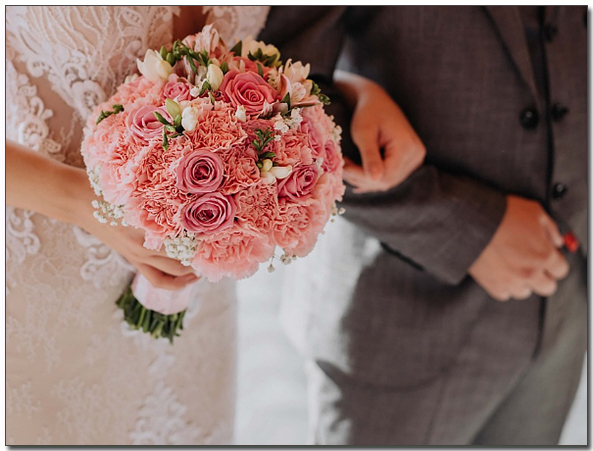 결혼식장에 서있는 부부