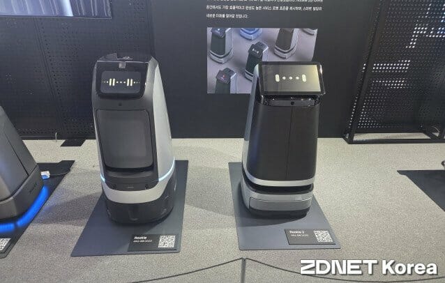 (왼쪽부터) 6일 서울 코엑스에서 열린 팀네이버 통합 컨퍼런스 '단25'에서 전시된 루키1, 루키2. 루키는 미니노이드와 함께 사옥을 돌아다니며 커피 등을 배달하는 실험에 나설 예정이다.