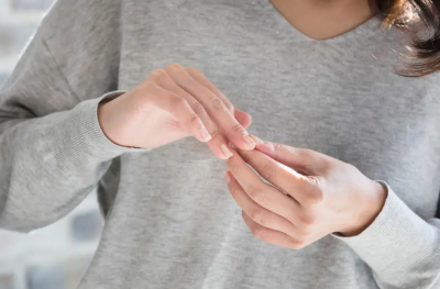손 끝이 아픈 여성