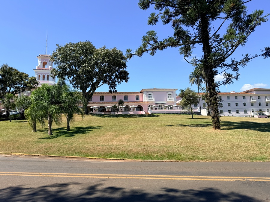 "브라질 이과수 국립공원 내 유일한 호텔 Belmond Hotel das Cataratas 핑크빛 콜로니얼 외관" (출처 : 남미고)