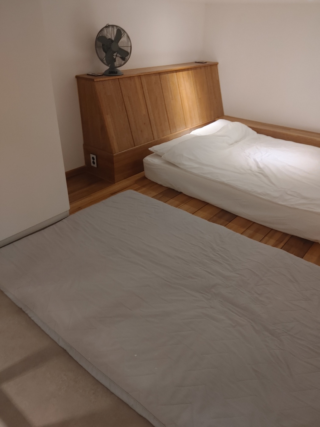 바닥에 매트를 깐 사진