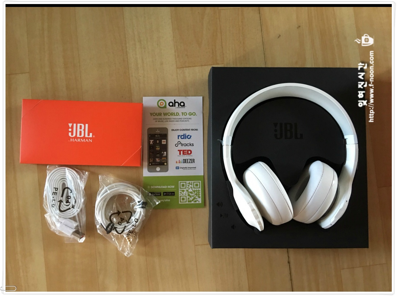 화이트 색상의 JBL EVEREST 300 헤드셋 구성품