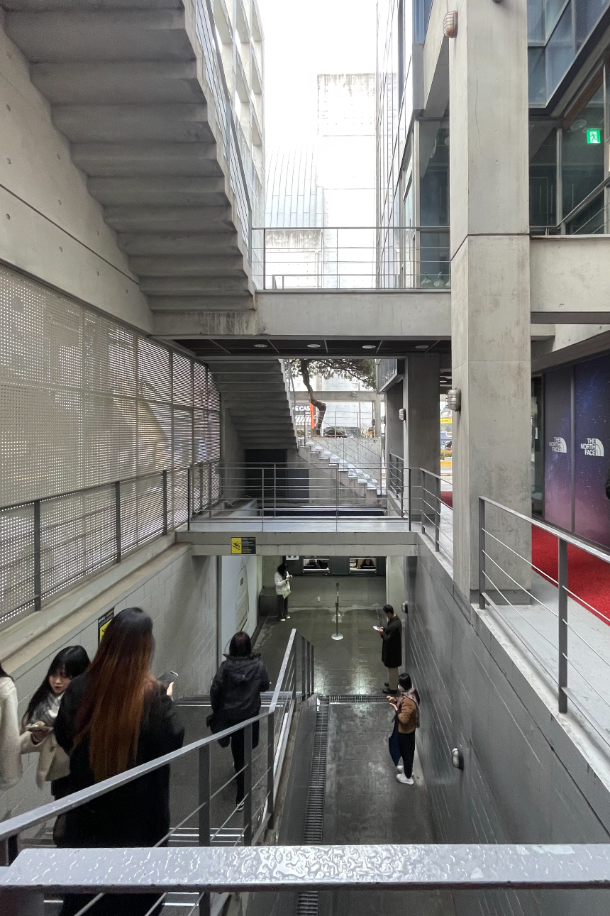 대학로 티오엠 건물내 필로티