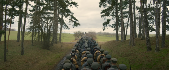 싸움을위해총을들고걸어가는남성들