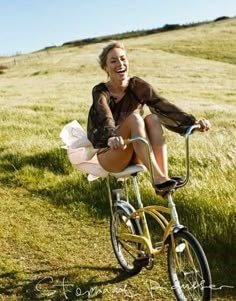 자전거-핸들-앞쪽에-두발을-올리고-내리막-초록-벌판을-웃으면서-신나게-내려오는-여성