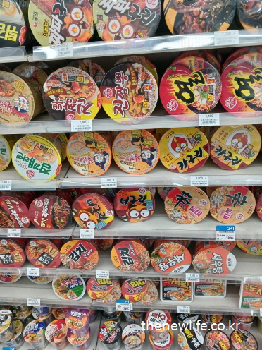 마트 진열대에 놓인 다양한 종류의 라면들