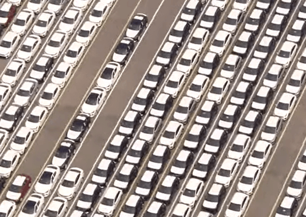 수출 대기 중인 자동차가 나열되어있는 장면