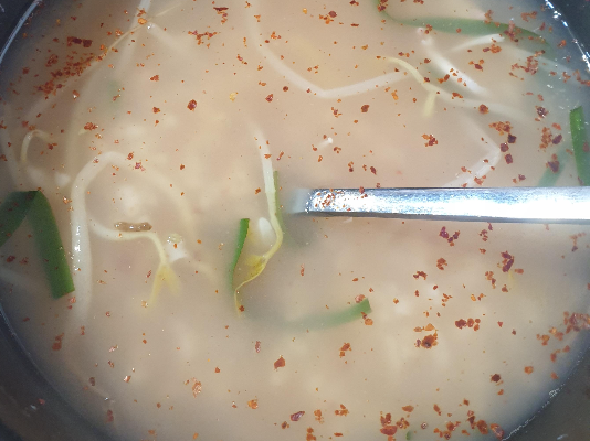 국밥에 고춧가루가 둥둥 떠있다.