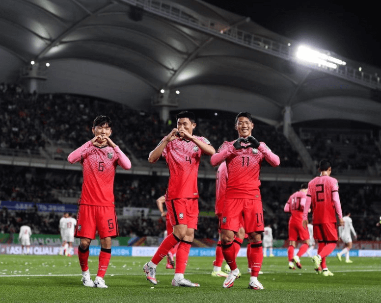 황인범선수-김민재 선수-황희찬선수가-손하트-하고-있는-사진