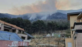 산불로 이낳여 잿더미가 된 민가 사진