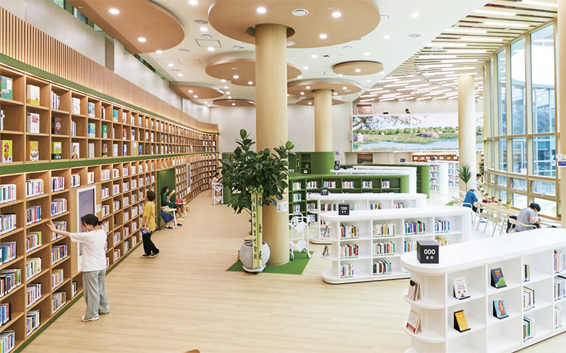 일반도서가 비치된 종합자료실 옆매,숲