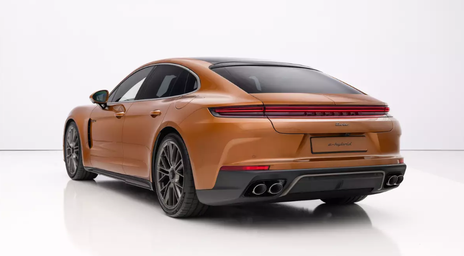 2024 파나메라의 후측면