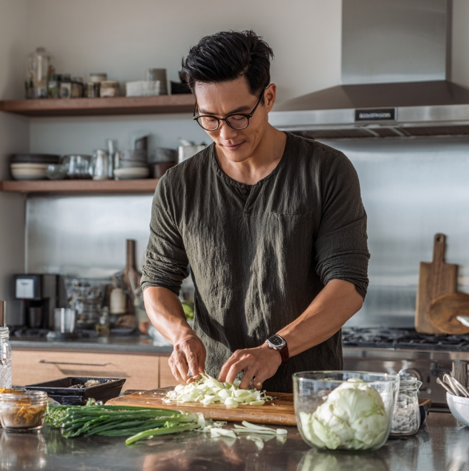 콜라비를 요리하는 남성