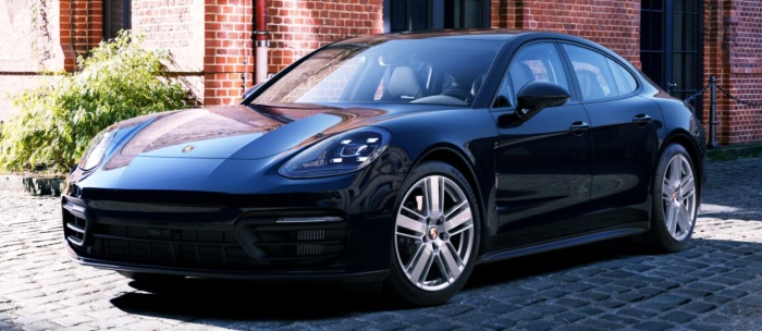 주차된-검은색-파나메라4