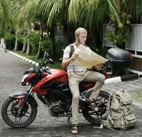 목적지를 찾는 지도를 든 남자