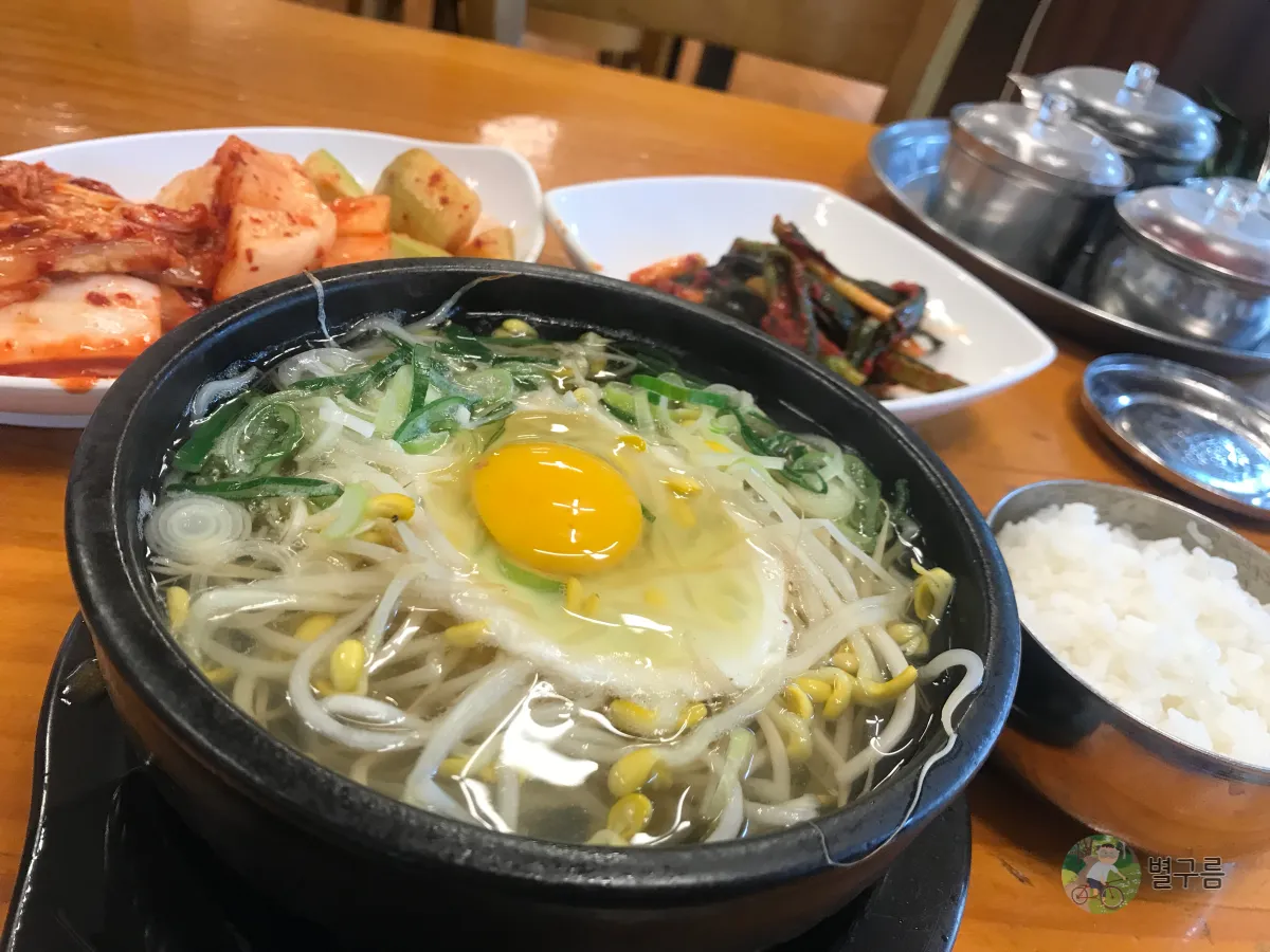 상계-일품정-콩나물해장국-테이블에-놓여있다