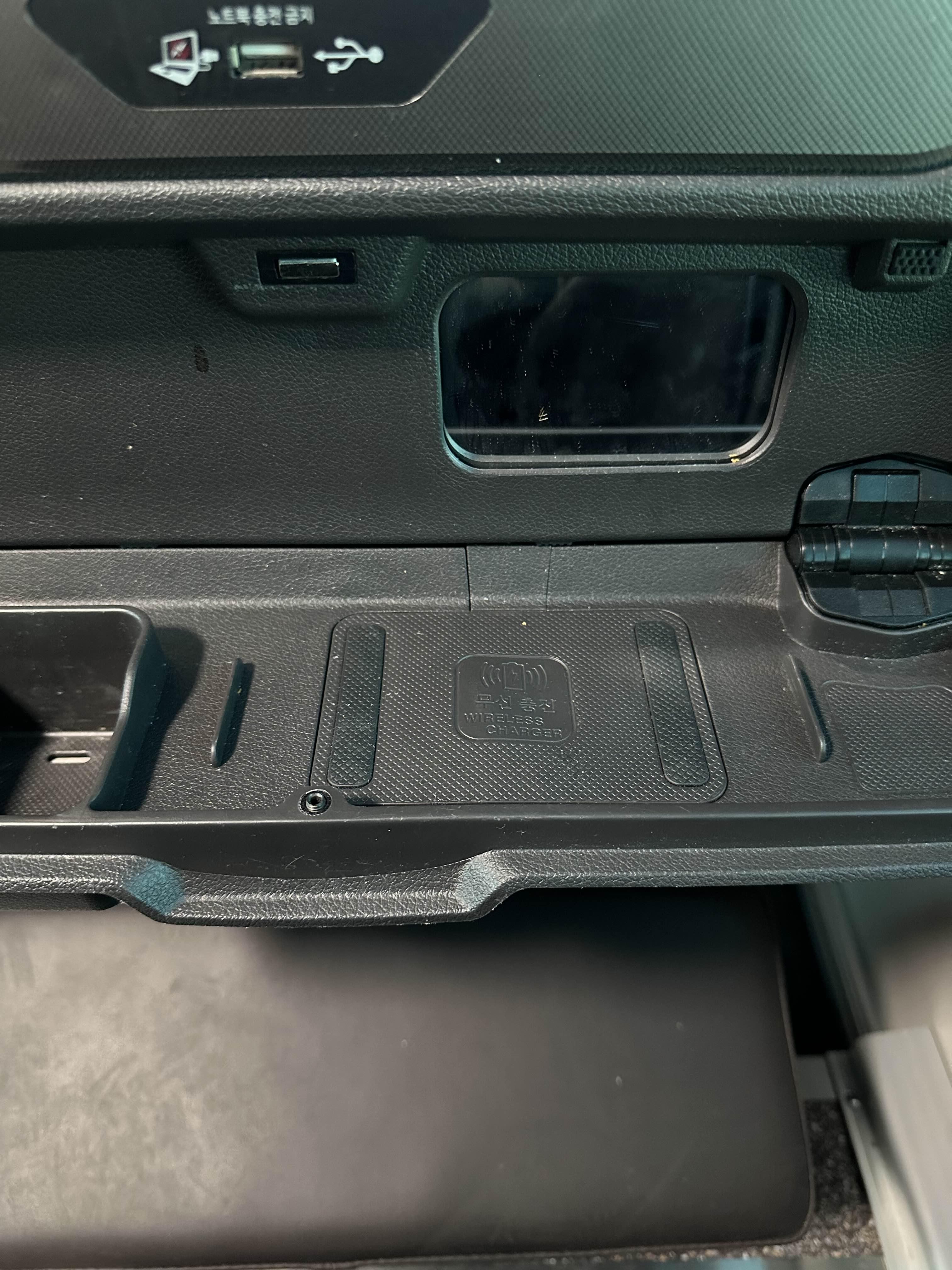 프리미엄-고속버스의-무선충전기