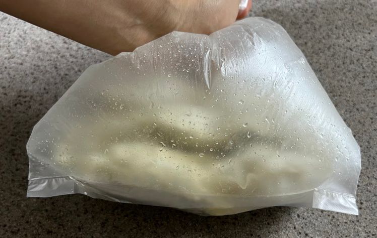물과 냉동만두가 섞이도록 비닐봉지를 흔들어 주세요.