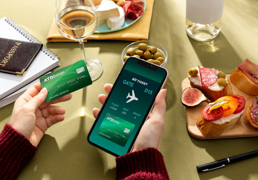 석 카드사 이벤트와 여행 혜택, 캐시백과 무이자 할부를 상징하는 신용카드와 비행기 티켓 이미지