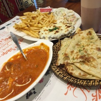 인도음식 난과 카레, 감자튀김 모습