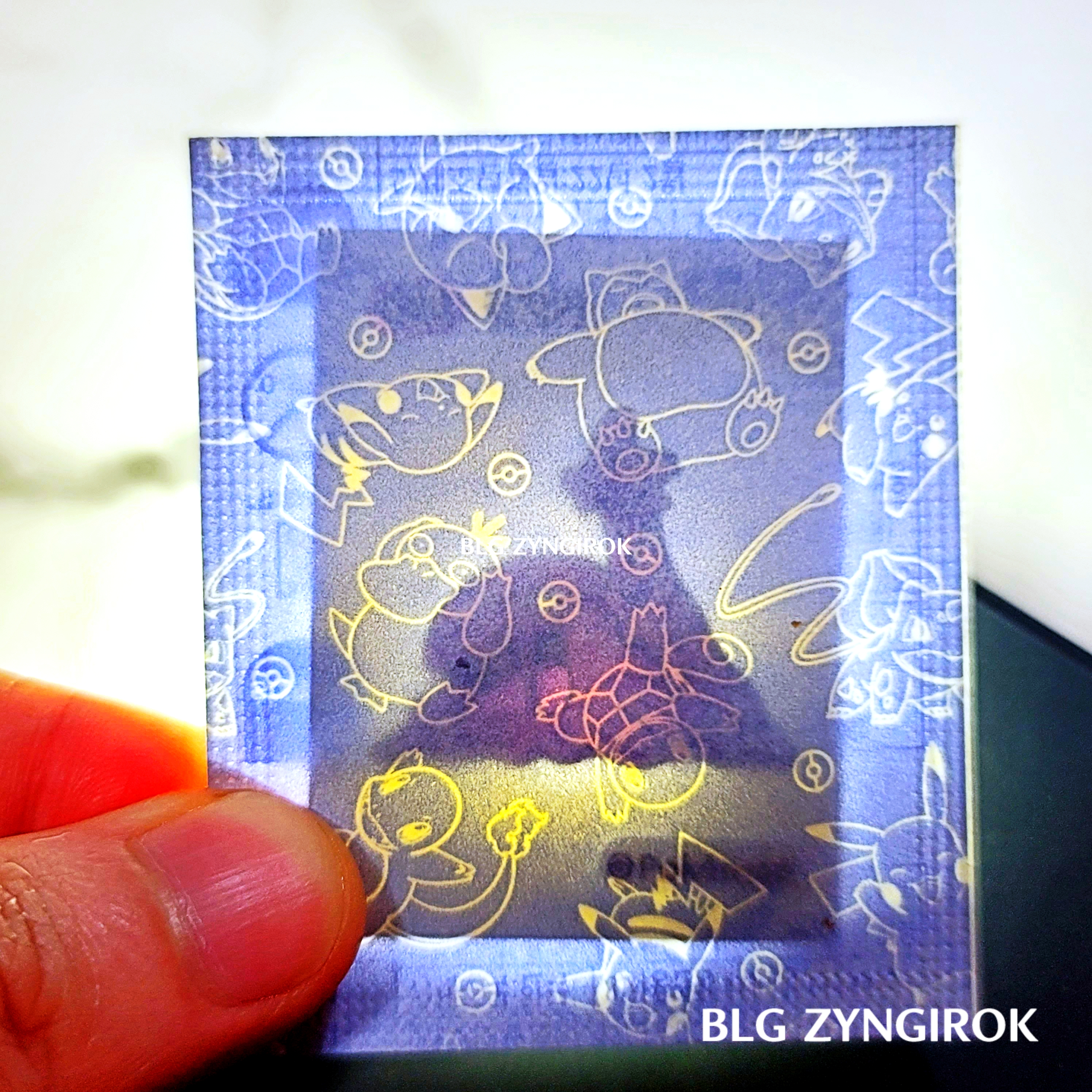 띠부띠부씰-질뻐기를-들고있다.