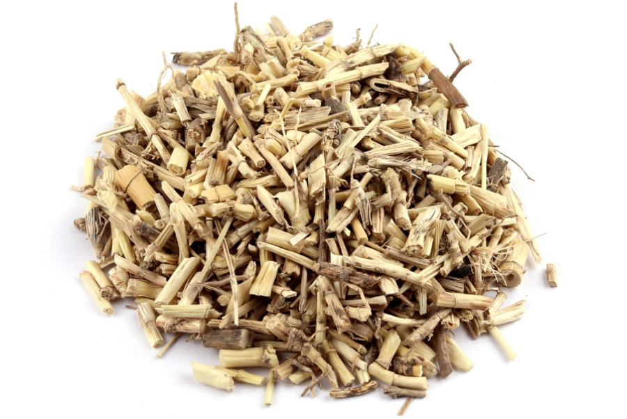 야생에서 채취를 한 백모근을 깨끗하게 세척을 한 후에 건조시킨 것을 잘게 잘라 놓은 것을 하얀 바닥 위에 수북하게 놓아두고 찍은 사진