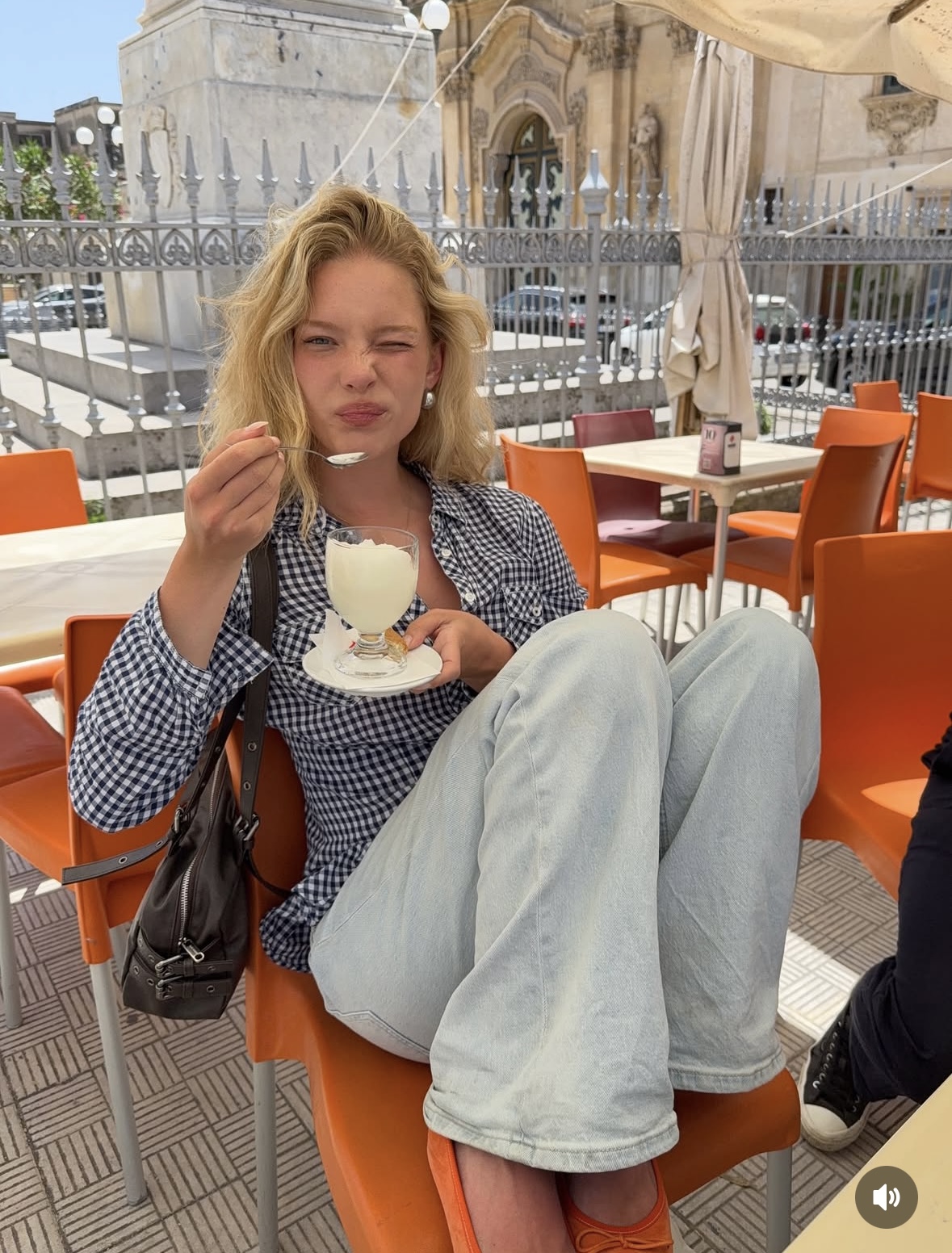 여름 햇살 아래, 셔츠와 롱 팬츠, 그리고 감성의 조화 – 여름에도 빛나는 긴팔 스타일링 3가지 팁 관련 사진