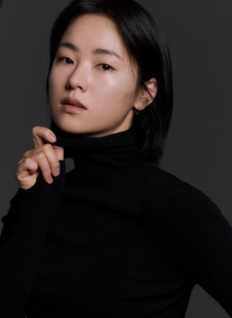 전여빈 프로필 (2025영화 검은 수녀들 미카엘라 역) 시선 집중