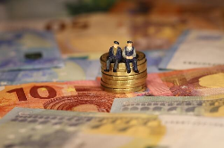 연금 위에 노인 인형이 올려져있다