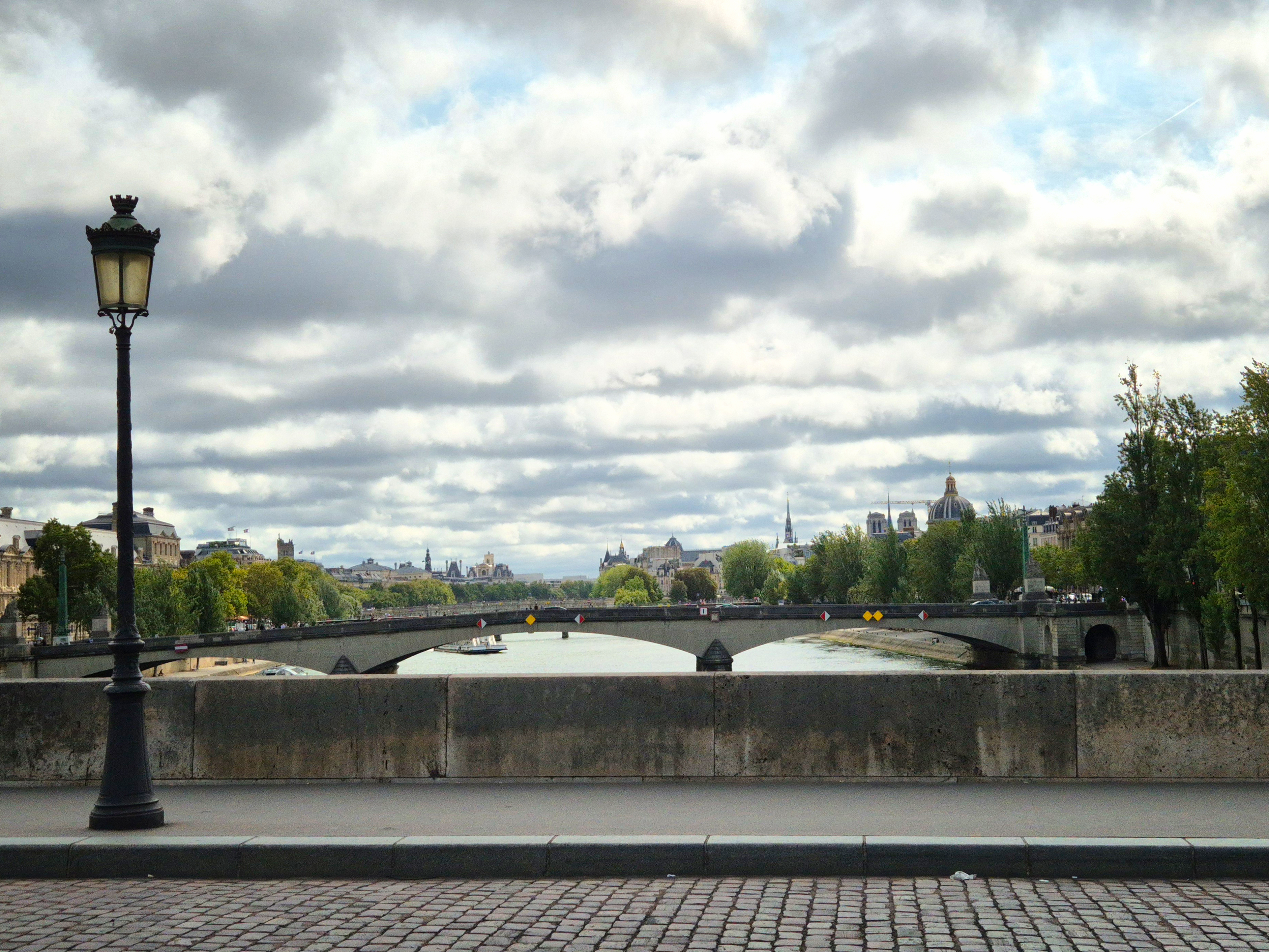 후와얄 다리 (Pont Royal) 에서 바라본 구름이 수놓은 파리의 하늘 무료 이미지 다운로드
