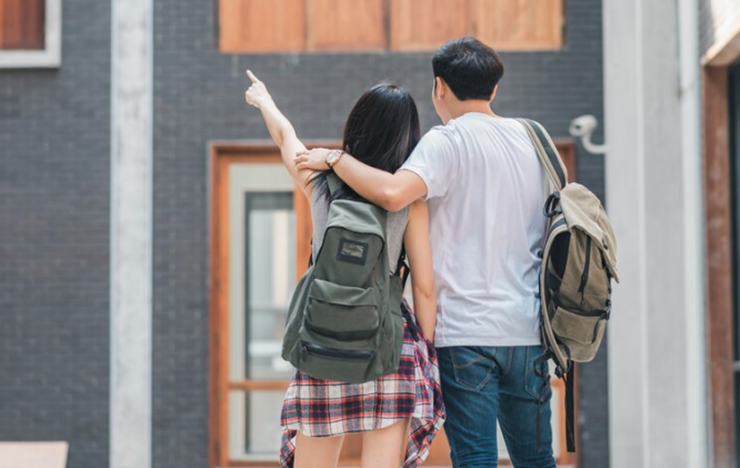 학교를 구경하는 학교커플