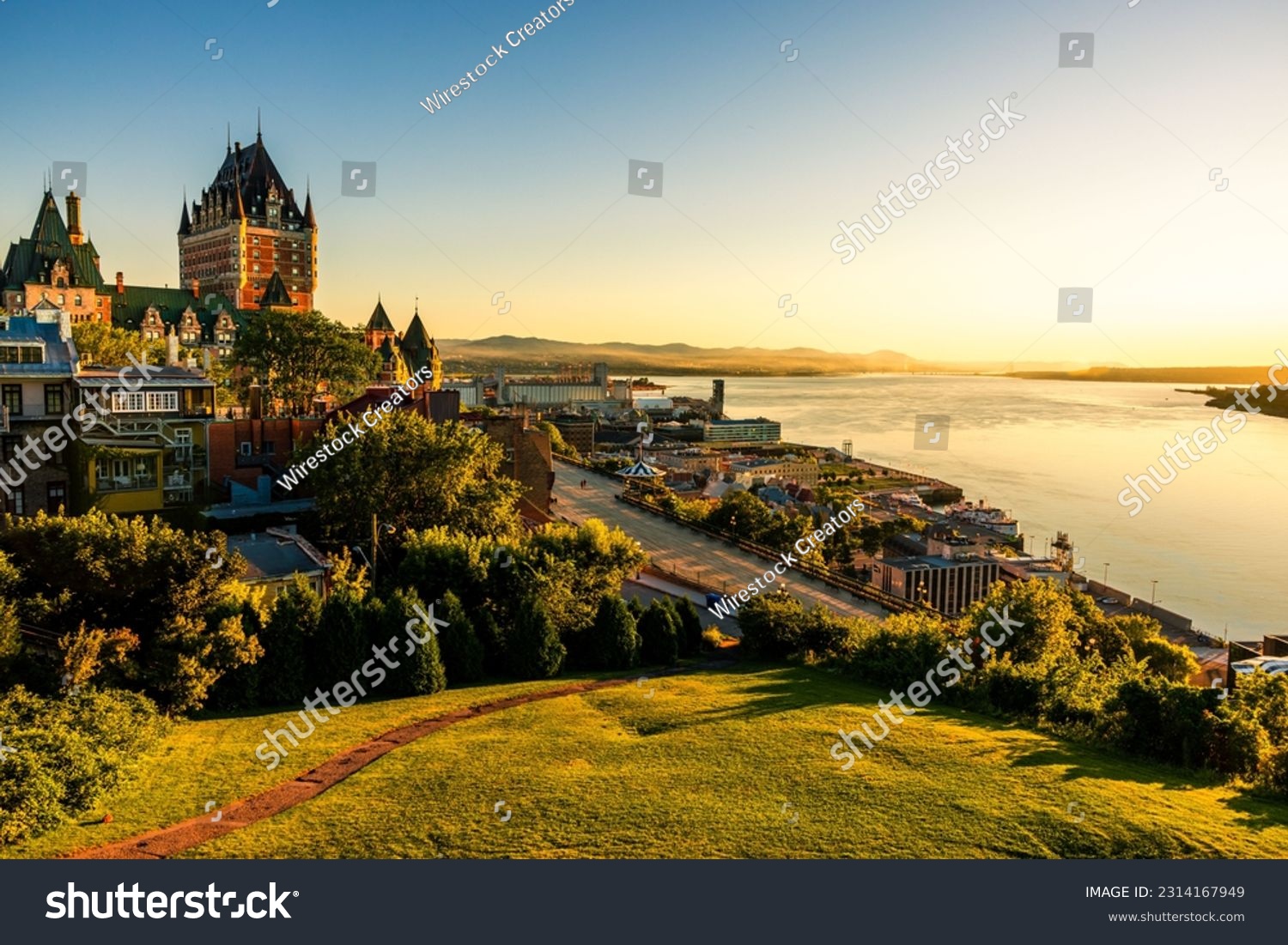 캐나다 퀘벡의 녹지에 둘러싸인 아름다운 샤토 프롱테낙의 전망은 일출 때 찍은 사진입니다.