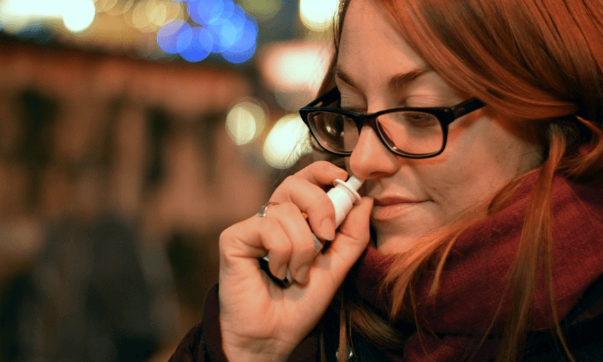 콧물 제거를 위헤 코 속에 세정액을 넣고 있는 여성